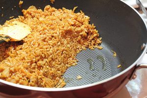 Жареный рис с кимчи и креветками